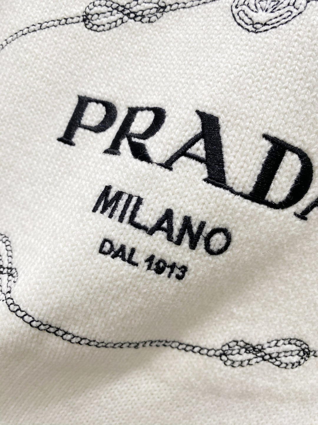 普拉达²⁰²⁴毛衣 2024秋冬最新系列，专柜1:1顶级复刻，顶级版本！厚薄适中，可以穿一整个冬天 潮人