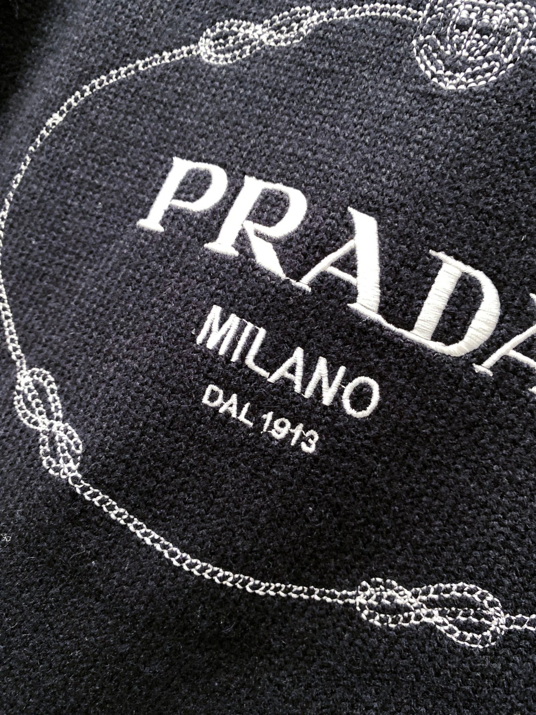 普拉达²⁰²⁴毛衣 2024秋冬最新系列，专柜1:1顶级复刻，顶级版本！厚薄适中，可以穿一整个冬天 潮人