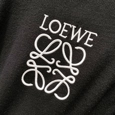 普拉达²⁰²⁴毛衣 2024秋冬最新系列,专柜1:1顶级复刻,全品相!加厚款,潮人必备单品!懂货的老铁赶 普拉达²⁰²⁴毛衣 2024秋冬最新系列,专柜1:1顶级复刻,全品相!加厚款,潮人必备单品!懂货的老铁赶