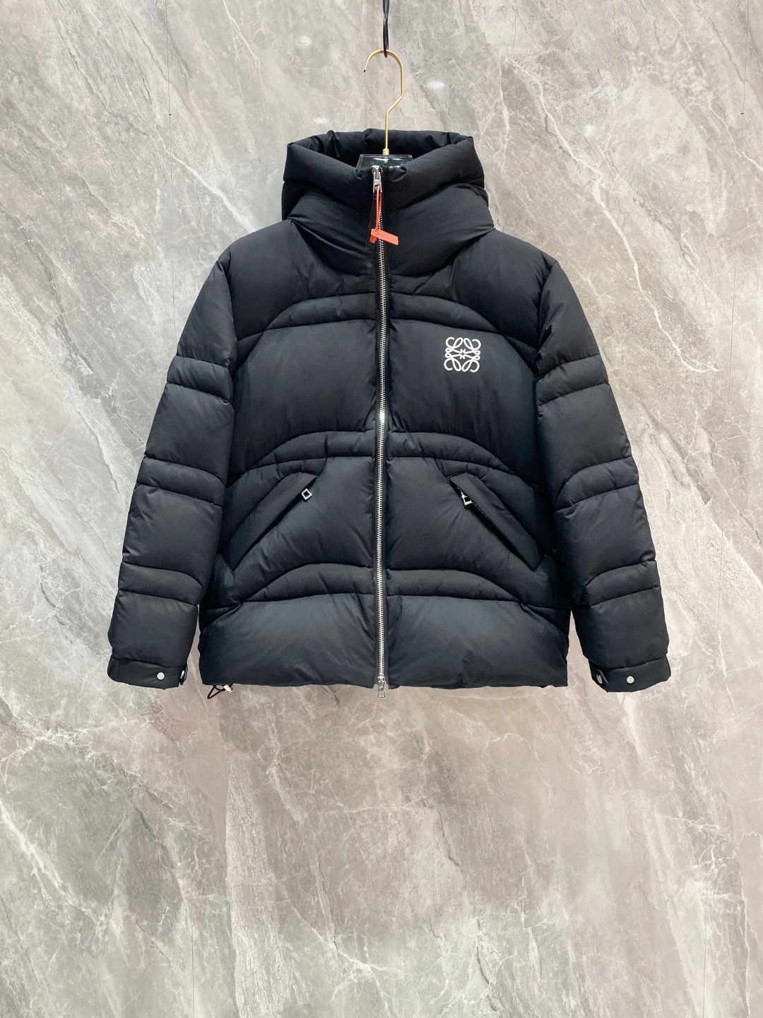 NO:622711,.. Premium down Loewe black hooded embroidered logo micro-label down jacket. Produced by trade order. A popular item with super full filling. Comes with a suit storage bag as standard. I am tired of conventional down jacket brands. If you want to be niche but not popular on the street, choose this one. The cropped version is super good-looking. The upper body is super versatile and wearable/endurable.  The Loewe Short Down Jacket with classic embroidered logo is a statement piece, designed for a modern day where functionality and beauty matter. The epitome of an avant-garde classic, this down jacket is made from functional, lightweight nylon. Decorated with innovative quilting and logo lettering along the zipper. Details Made of fine, soft fabric Polyester lining Down filling Hood Zipper closure Zippered pockets Adjustable cuffs Elastic drawstring hem Bonded oval design  Embroidered logo size: 48-56 (M-3Xl) Couple size AAA4...,,loewe,loewe,jackets & coats,jackets & coats,down jacket,business suit,hats,alexander wang19860909.. 特级羽绒Loewe罗意威黑色连帽刺绣Logo微标羽绒服外套.贸易订单出品.填充超级饱满的爆款单品.标配西装收纳袋. 看腻了常规羽绒服品牌.想小众不烂大街的,来选这款哈.裁剪版型超级好看.上身超级百搭好穿/耐看. Loewe经典刺绣logo短款羽绒夹克是一款个性单品,专为注重功能性和美观的现代设计. 此款羽绒夹克是前卫经典系的典范之作,采用具有功能性的轻盈尼龙面料制成.饰有新颖绗缝,沿拉链点缀标识字样. 详情 采用细密柔软面料制成 聚酯纤维衬里 填充羽绒 兜帽 拉链开合 拉链口袋 可调节袖口 弹性抽绳下摆 粘合椭圆设计 刺绣标识字样 Size : 48-56 (M-3Xl) 情侣款 AAA4...,,loewe,loewe,jackets & coats,jackets & coats,down jacket,business suit,hats,alexander wang,Men's clothing