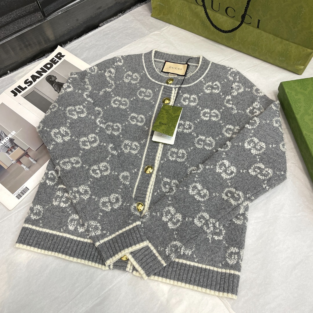 Stai cercando
 Gucci Abbigliamento Cardigan Maglione Colore albicocca Marrone Oro Lavorazione a maglia Lana