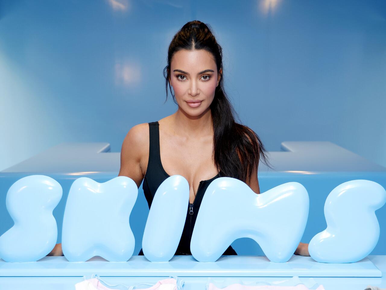 金·卡戴珊\nSKIMS是一个由全球网红金卡戴珊(Kim Kardashian)创立的品牌。\nSKIMS成立于2019年，这个品牌主要提供内衣“、家居服“和塑身衣”等产品。\nSKIMS致力于为女性提供适合不同体型的多样化和包容性的风格和颜色选择，强调\