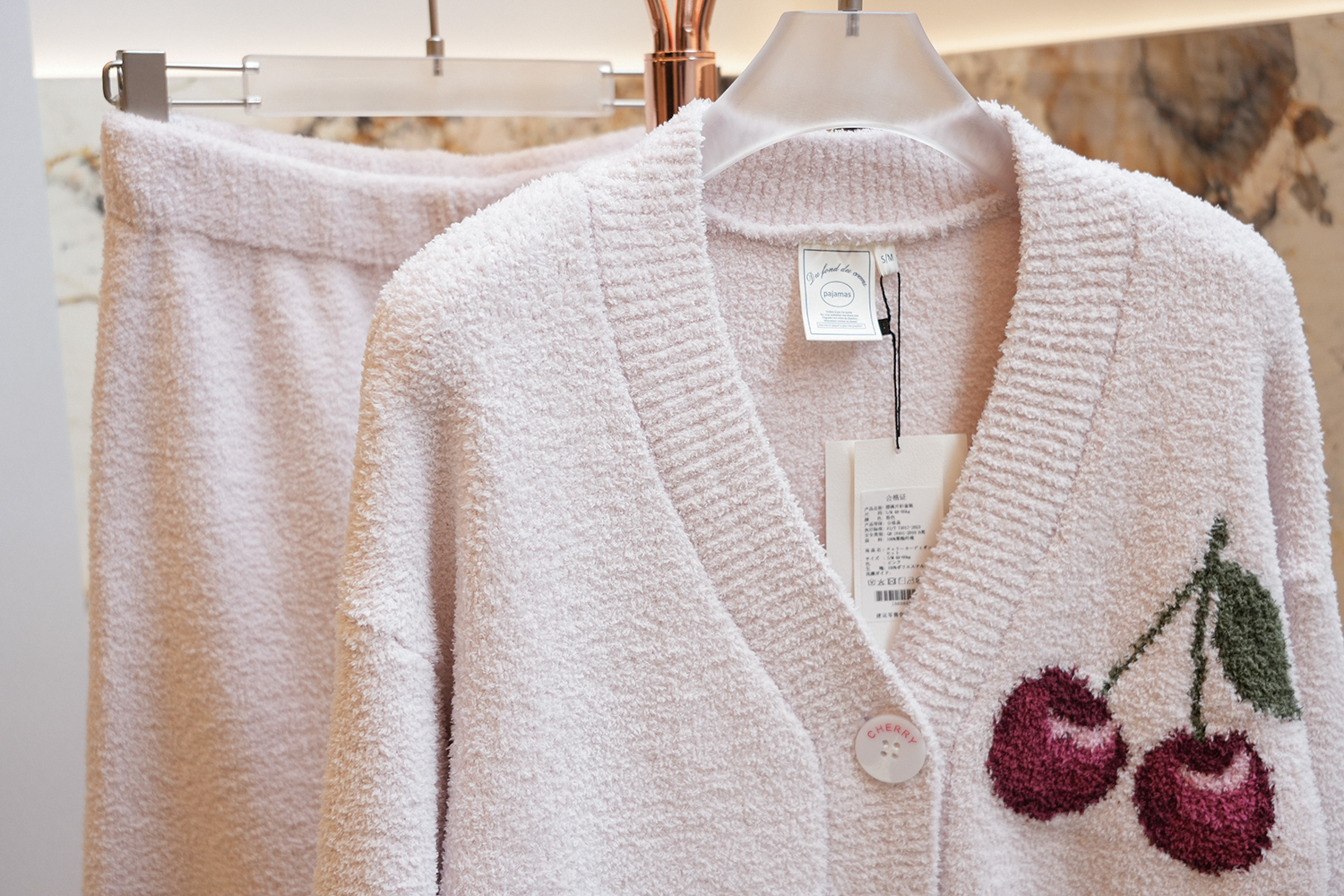 V-neck cardigan silhouette with a clean, refined design - Comprehensive 4