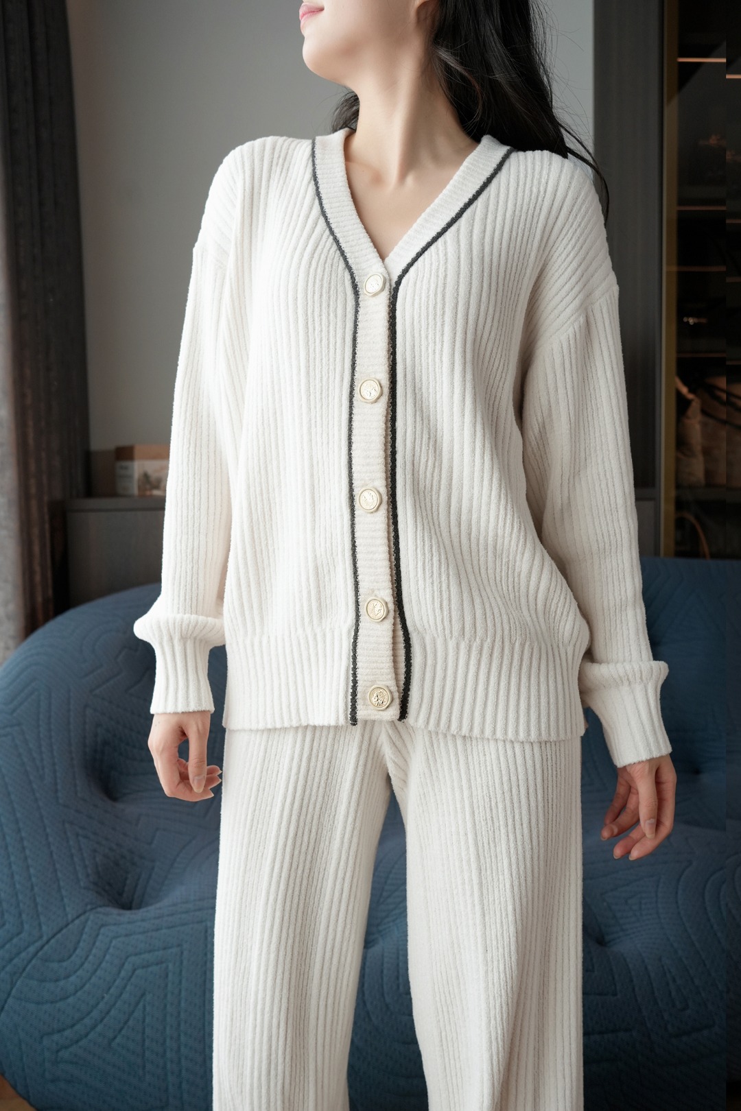 Two-Piece Set: Top and Trousers - Comprehensive 4