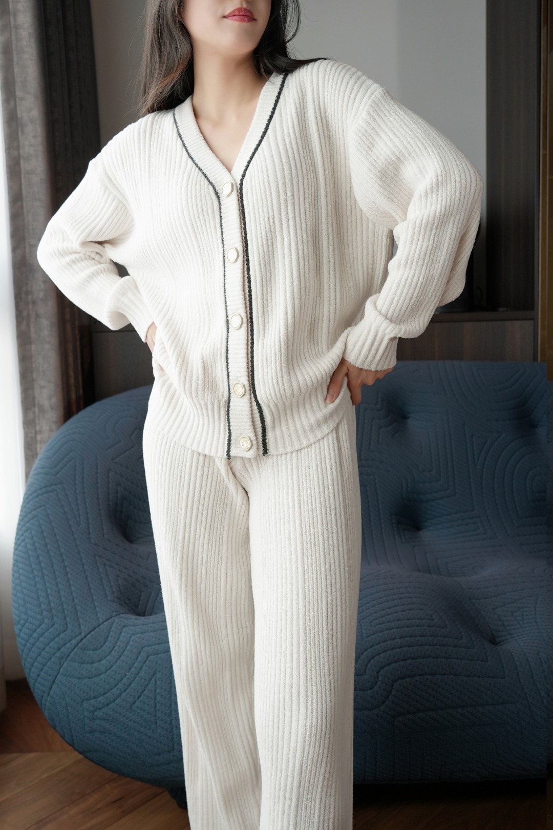 Two-Piece Set: Top and Trousers - Comprehensive 3