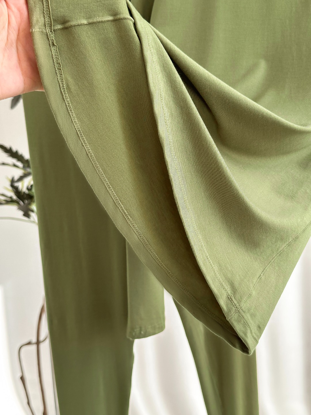 High-density stitching along the inner seams of the top and trousers cre - Comprehensive 4