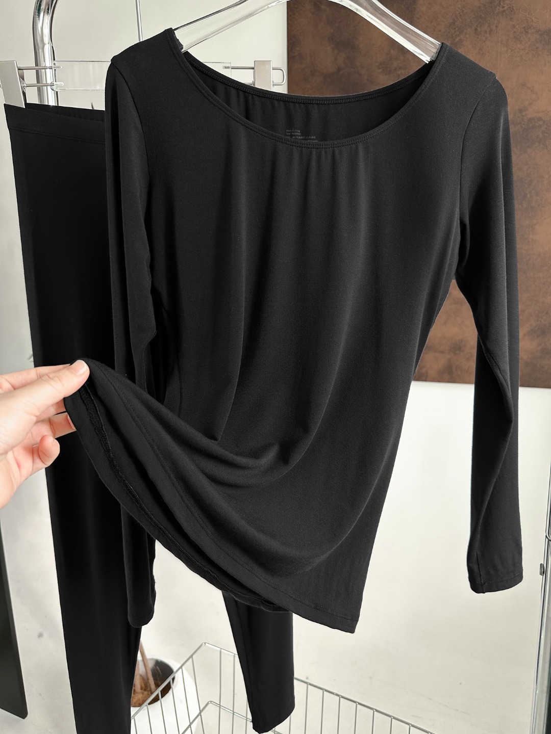 High-density stitching along the inner seams of the top and trousers cre - Comprehensive 5