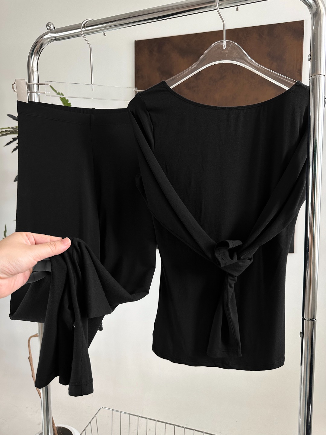High-density stitching along the inner seams of the top and trousers cre - Comprehensive 6