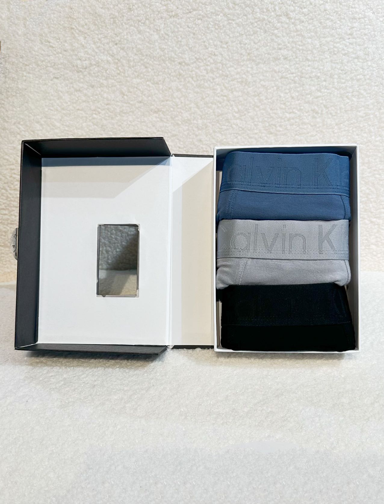 三条装CK内裤不仅是日常穿搭的完美选择，更是对品质生活态度的诠释。现已与专柜同步发售，为您提供至臻品质，