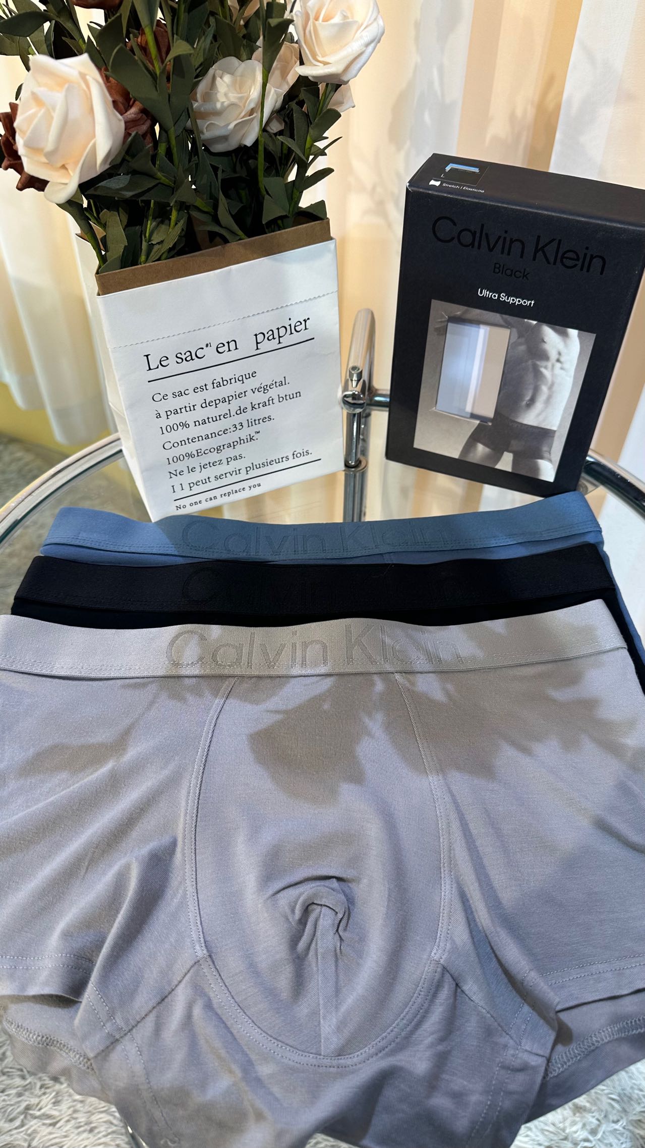 当典雅与舒适完美融合，CK内裤应运而生统一裤身，以最优质的面料打造每一寸肌肤都能感受到丝滑般的触感