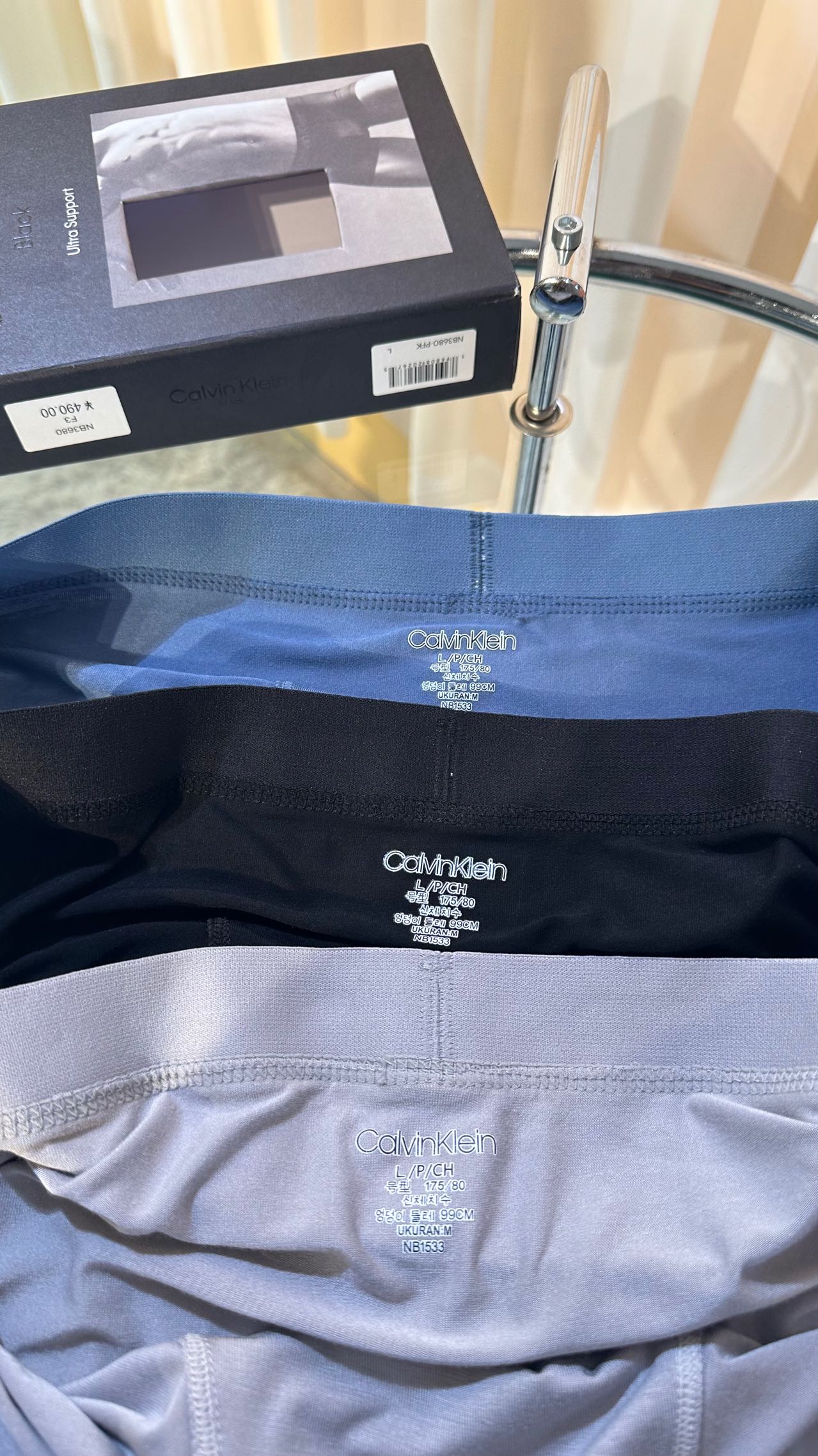 当典雅与舒适完美融合，CK内裤应运而生统一裤身，以最优质的面料打造每一寸肌肤都能感受到丝滑般的触感