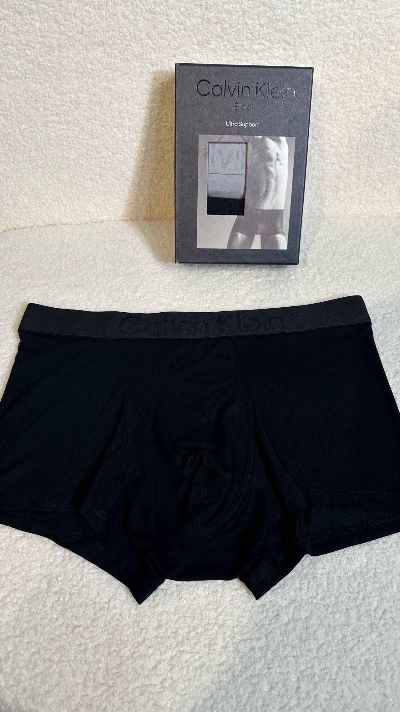 当典雅与舒适完美融合，CK内裤应运而生统一裤身，以最优质的面料打造每一寸肌肤都能感受到丝滑般的触感