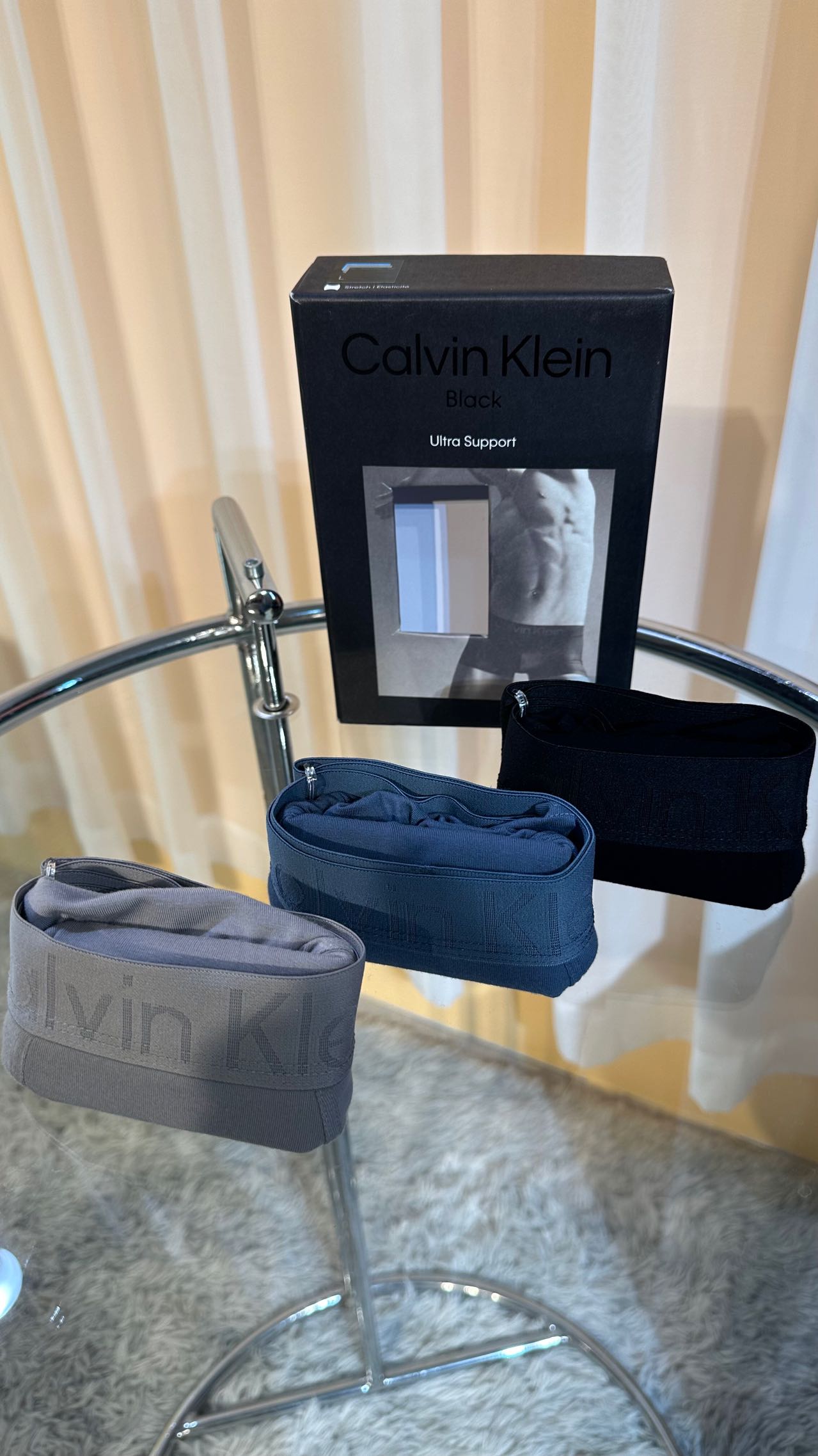 当典雅与舒适完美融合，CK内裤应运而生统一裤身，以最优质的面料打造每一寸肌肤都能感受到丝滑般的触感