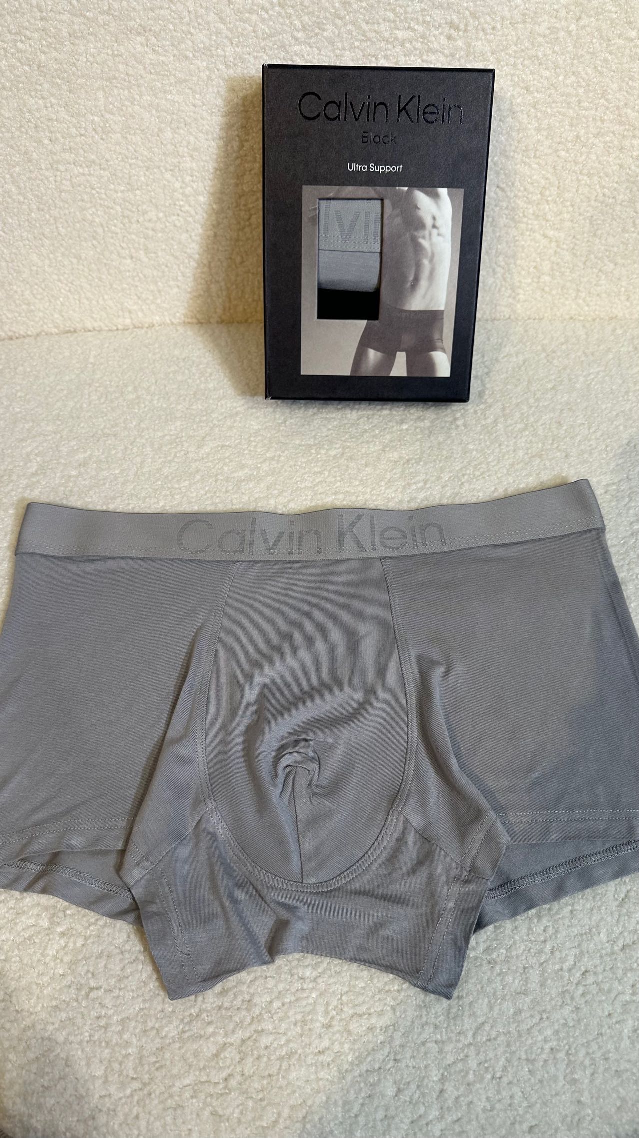 当典雅与舒适完美融合，CK内裤应运而生统一裤身，以最优质的面料打造每一寸肌肤都能感受到丝滑般的触感