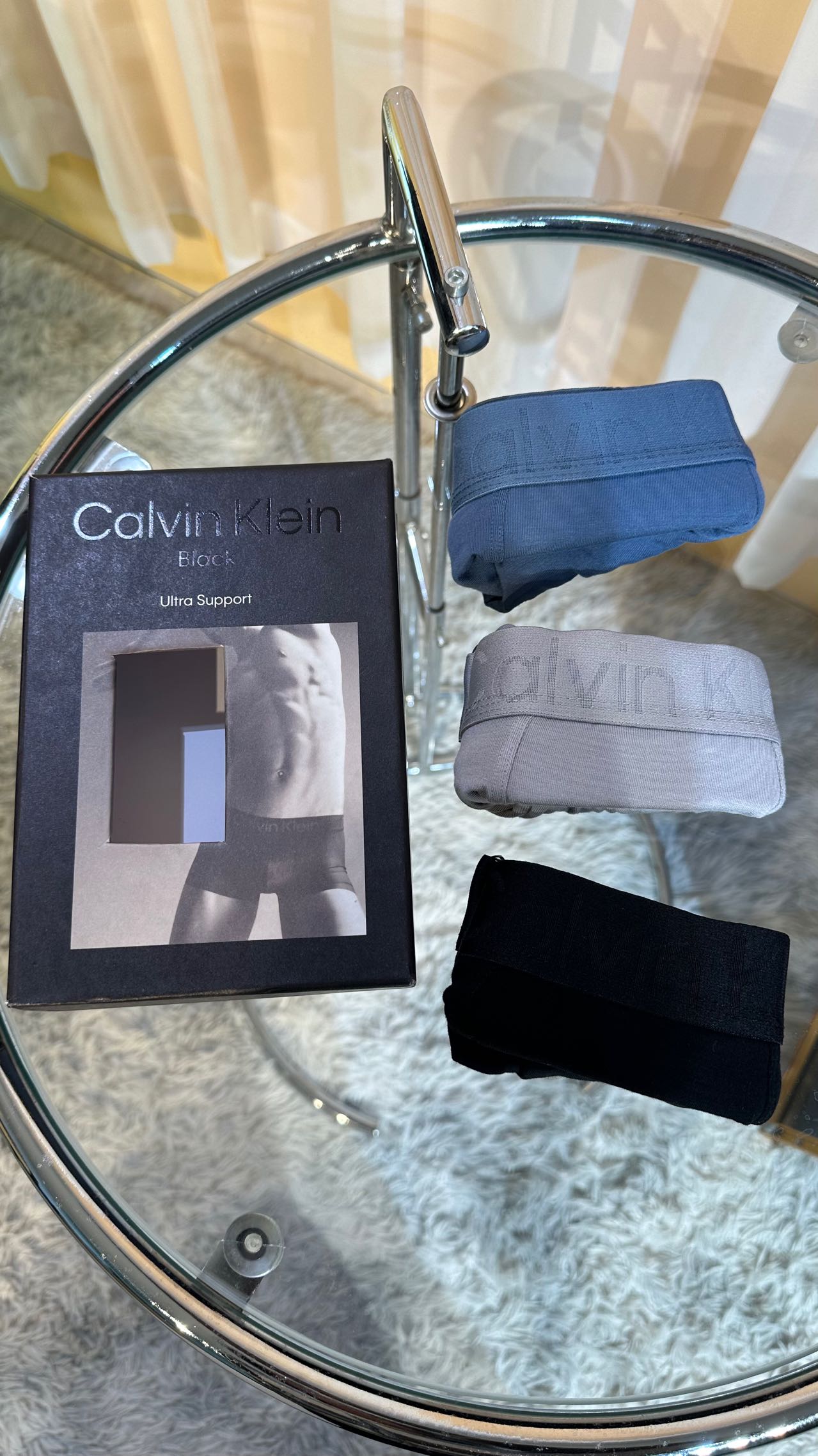 当典雅与舒适完美融合，CK内裤应运而生统一裤身，以最优质的面料打造每一寸肌肤都能感受到丝滑般的触感