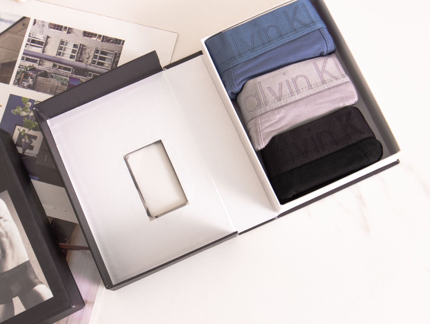 CK 男士内裤黑盒三条装让你在日常穿搭中闪耀个性不同颜色的搭配时尚Logo的点缀让你的每一天都成为时尚秀