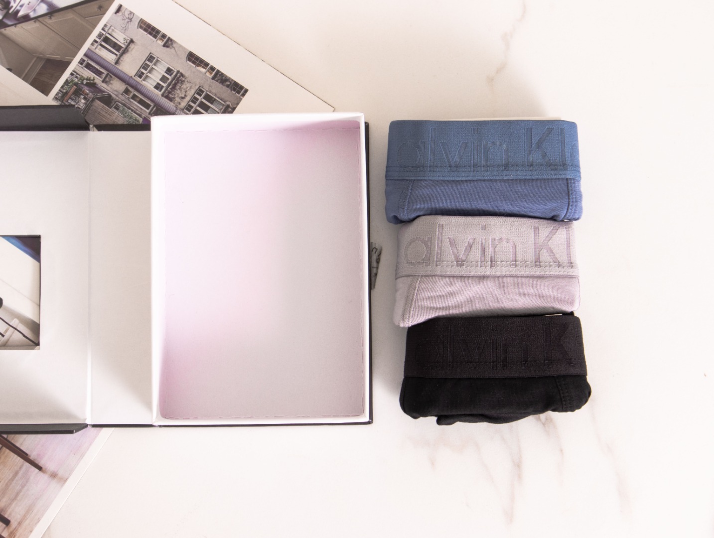 CK 男士内裤黑盒三条装让你在日常穿搭中闪耀个性不同颜色的搭配时尚Logo的点缀让你的每一天都成为时尚秀