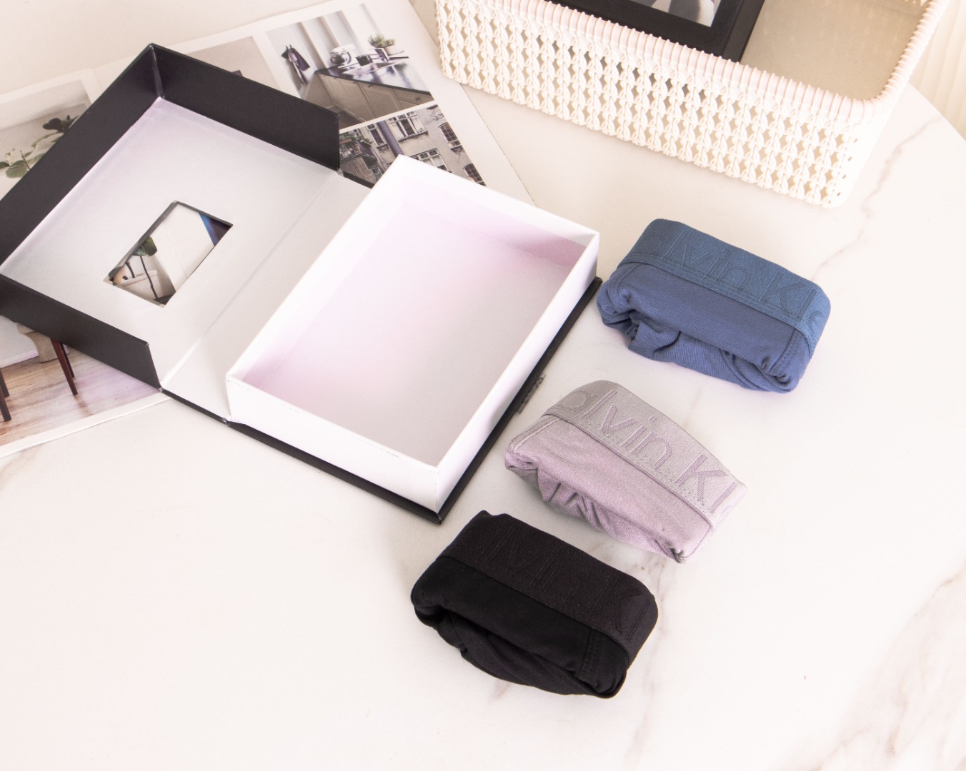 CK 男士内裤黑盒三条装让你在日常穿搭中闪耀个性不同颜色的搭配时尚Logo的点缀让你的每一天都成为时尚秀