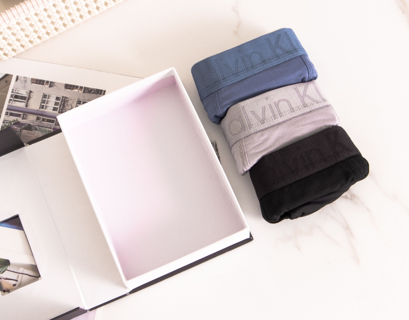 CK 男士内裤黑盒三条装让你在日常穿搭中闪耀个性不同颜色的搭配时尚Logo的点缀让你的每一天都成为时尚秀