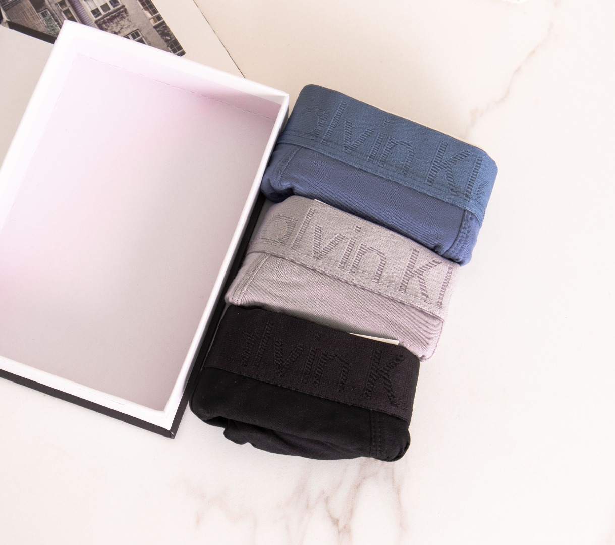 CK 男士内裤黑盒三条装让你在日常穿搭中闪耀个性不同颜色的搭配时尚Logo的点缀让你的每一天都成为时尚秀