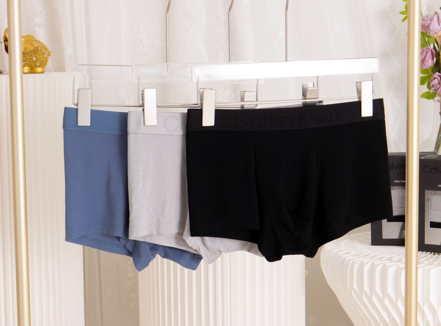 CK男士三条装黑盒 奢华莫代尔：亲肤如丝，穿在身上就像拥有第二层肌肤一样。👌 时尚设计：经典CK Log