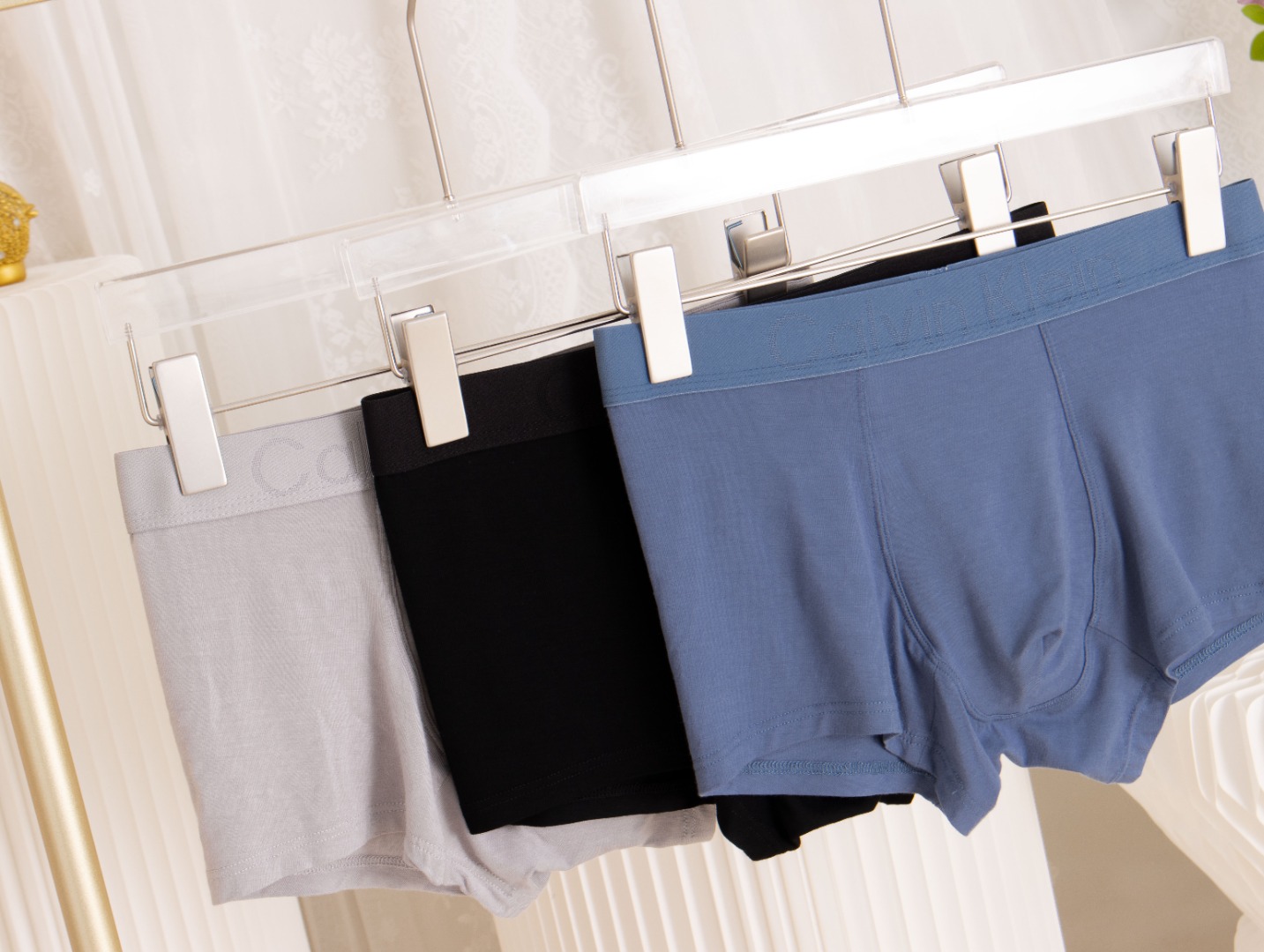 CK男士三条装黑盒 奢华莫代尔：亲肤如丝，穿在身上就像拥有第二层肌肤一样。👌 时尚设计：经典CK Log