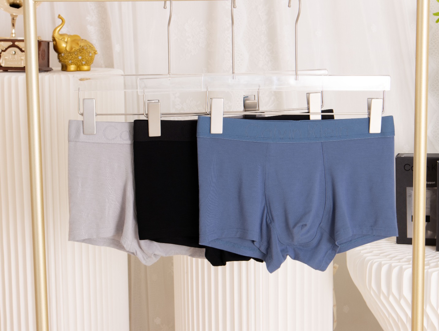 CK男士三条装黑盒 奢华莫代尔：亲肤如丝，穿在身上就像拥有第二层肌肤一样。👌 时尚设计：经典CK Log