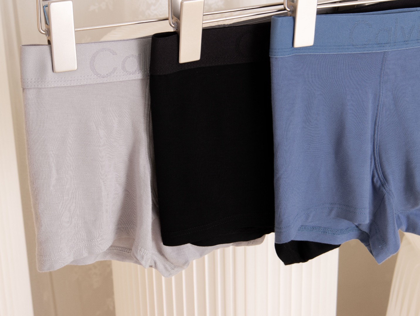 CK男士三条装黑盒 奢华莫代尔：亲肤如丝，穿在身上就像拥有第二层肌肤一样。👌 时尚设计：经典CK Log