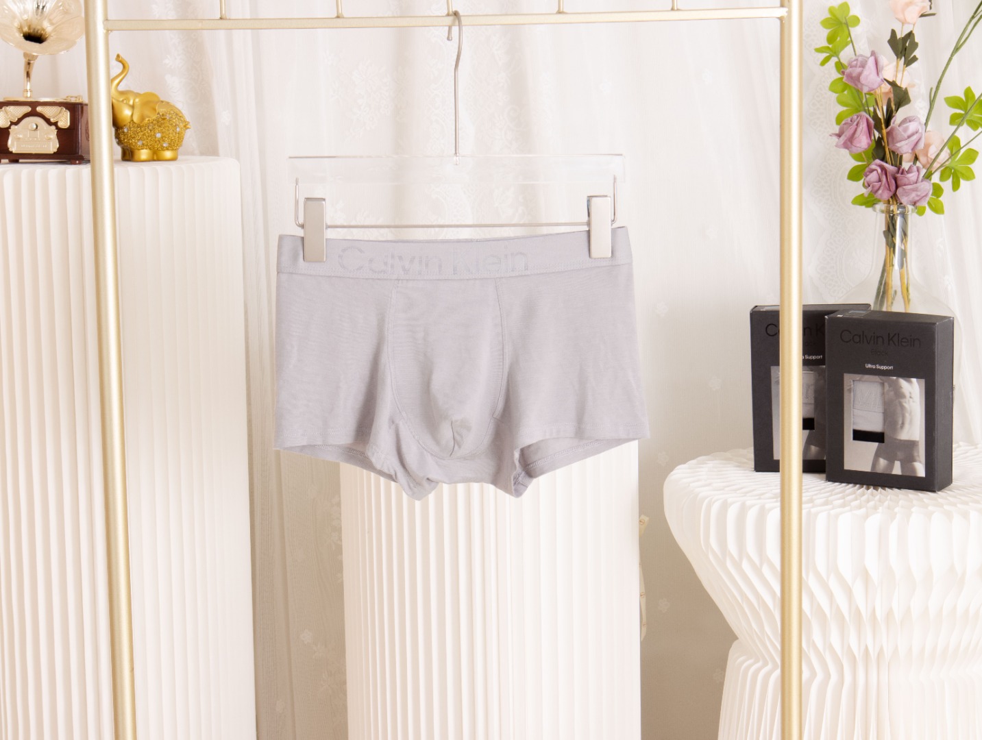 CK男士三条装黑盒 奢华莫代尔：亲肤如丝，穿在身上就像拥有第二层肌肤一样。👌 时尚设计：经典CK Log