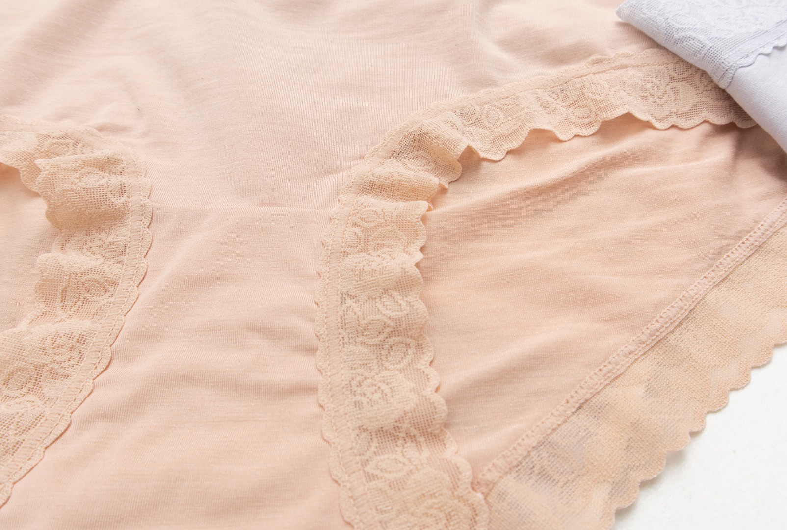 原单三条装舒雅女士内裤高密度针织桑蚕丝混纺面料仿佛每根丝线都被注满了氧气手感蓬松柔软 带来绵密的舒适感柔