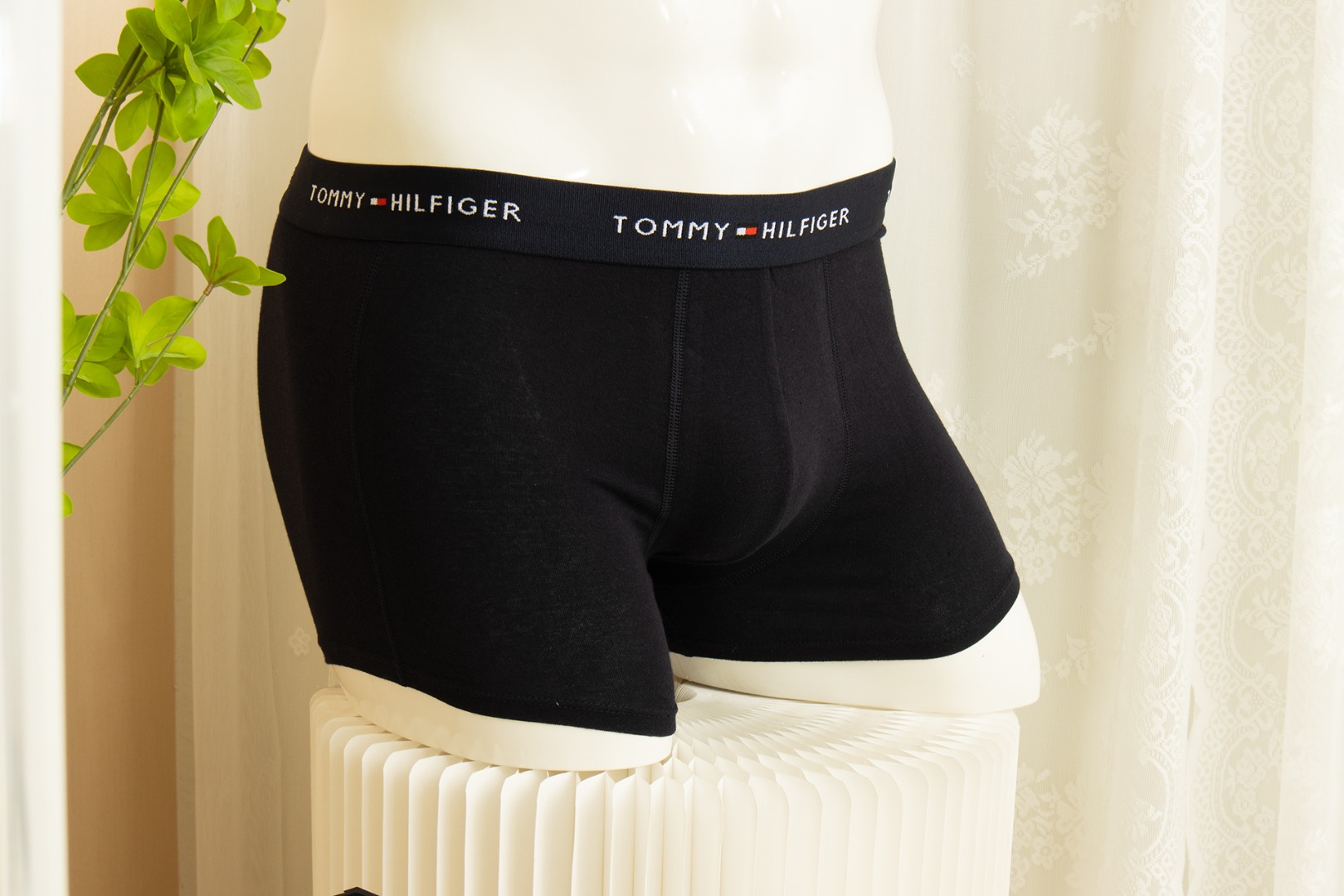 汤米男士内裤三条装，全部原盒装，上身穿着舒适柔软透气!主面料是超细超柔的，全身吸汗透气舒爽!3D立体裁剪