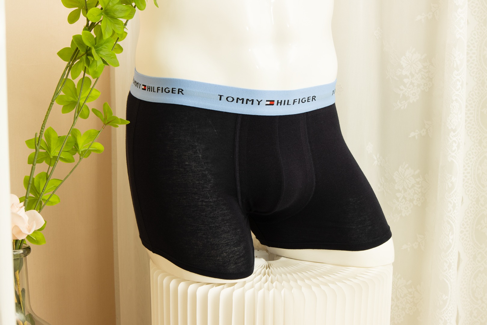 汤米男士内裤三条装，全部原盒装，上身穿着舒适柔软透气!主面料是超细超柔的，全身吸汗透气舒爽!3D立体裁剪