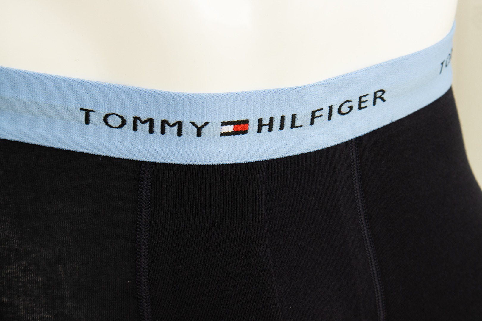 汤米男士内裤三条装，全部原盒装，上身穿着舒适柔软透气!主面料是超细超柔的，全身吸汗透气舒爽!3D立体裁剪