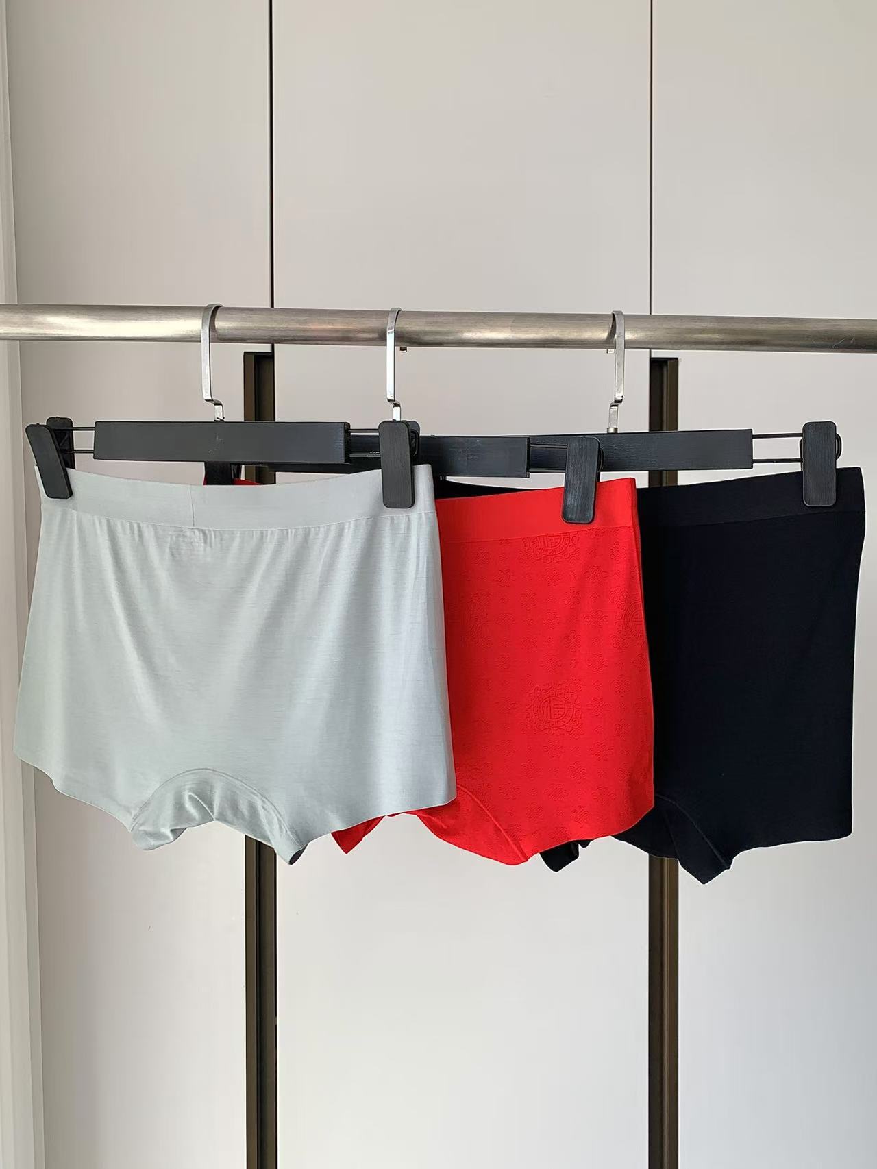 爱慕先生男士内裤三条套装80支莫代尔超细纤维面料，手感细腻柔软具有棉的柔软、丝的光泽，并且弹性优良适合男