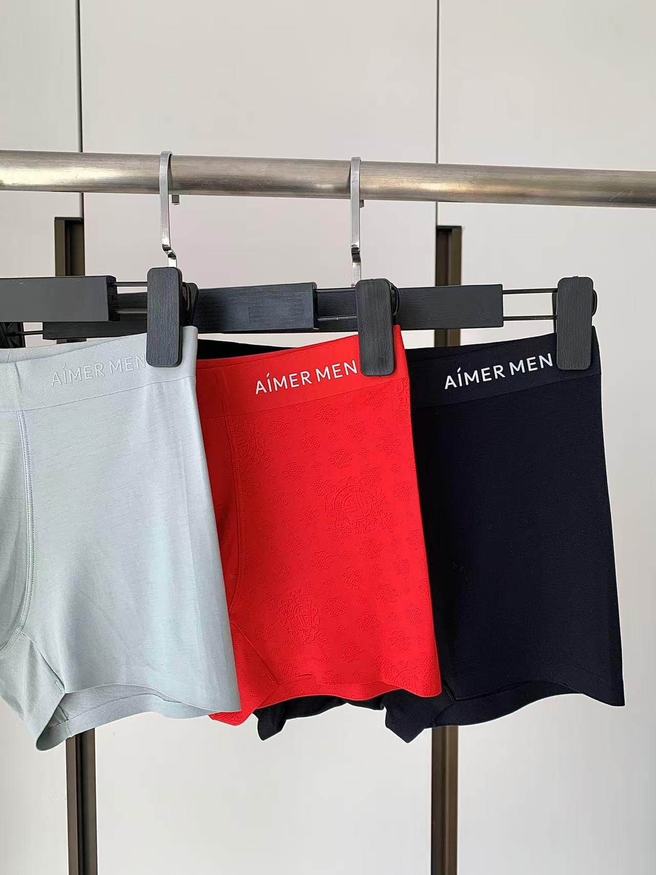 爱慕先生男士内裤三条套装80支莫代尔超细纤维面料，手感细腻柔软具有棉的柔软、丝的光泽，并且弹性优良适合男