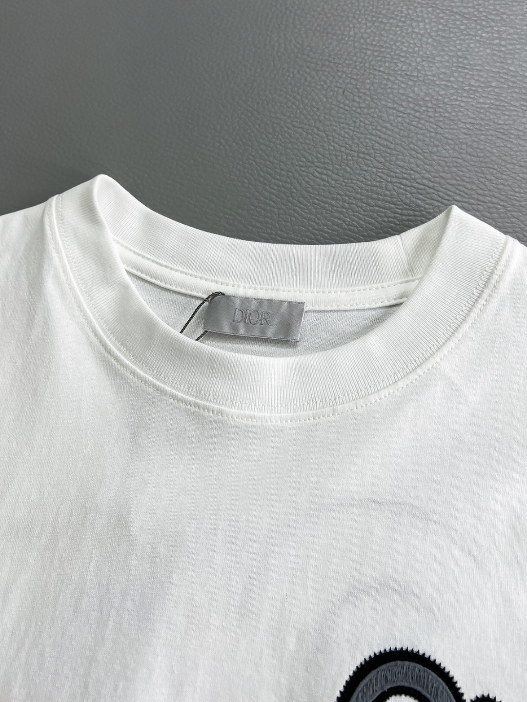新品2024春夏Di*r植绒刺绣字母短袖T恤时尚潮流的单品短T.缔造极具当代气息的廓形时尚.以最卓越的品