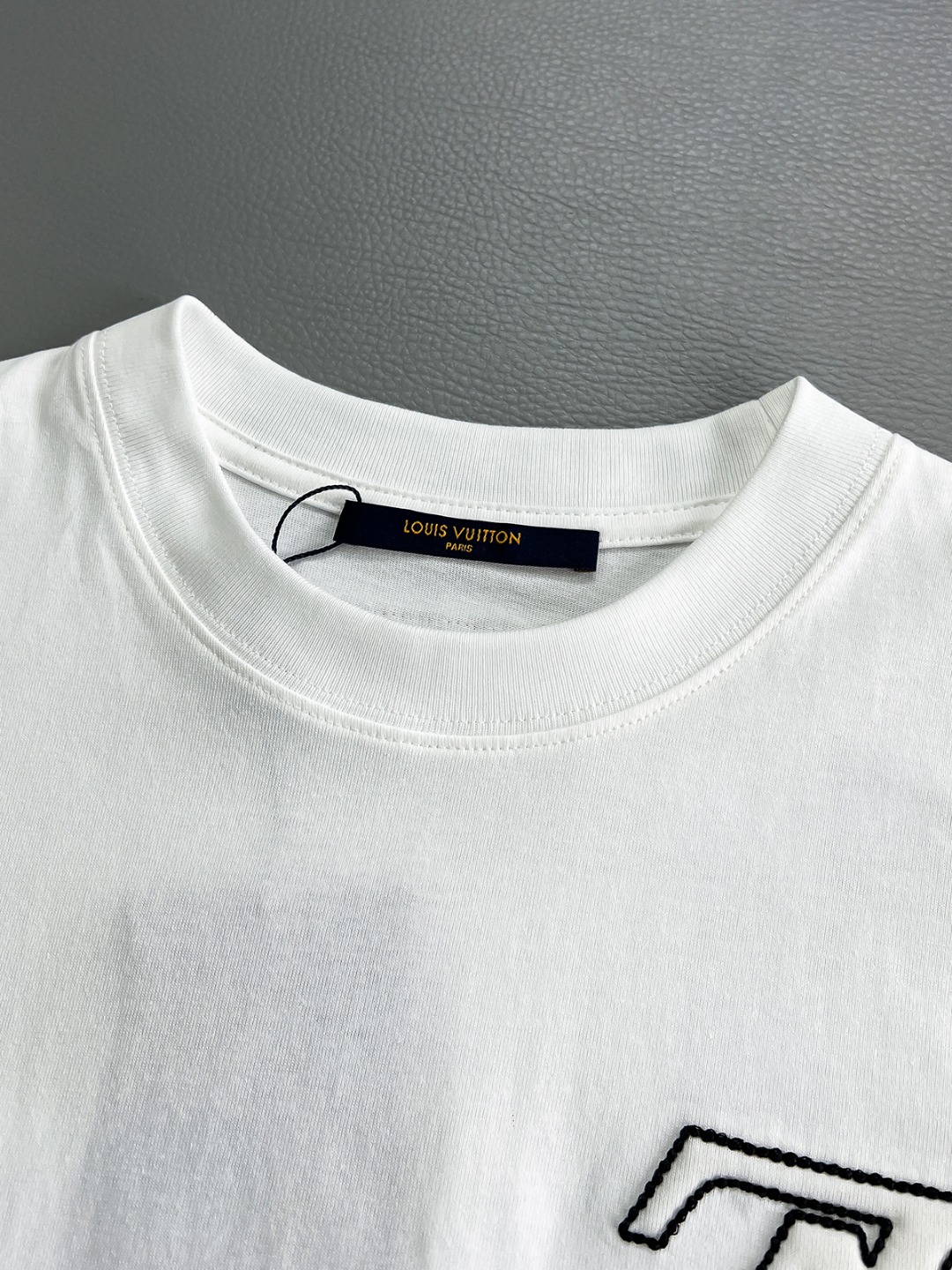 新品限定款2024SSV登3D标识印花短袖T恤针织精梳棉面料严密械织而成,阔版裁剪工艺搭配细节处理精细度