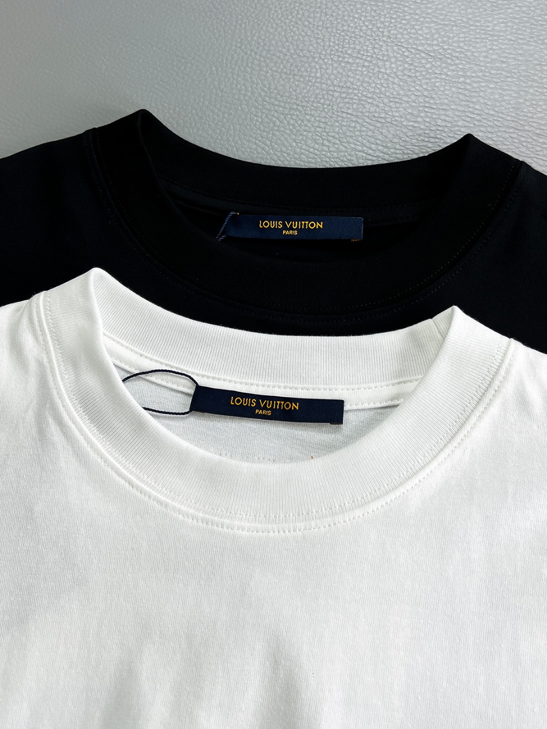 新品限定款2024SSV登3D标识印花短袖T恤针织精梳棉面料严密械织而成,阔版裁剪工艺搭配细节处理精细度