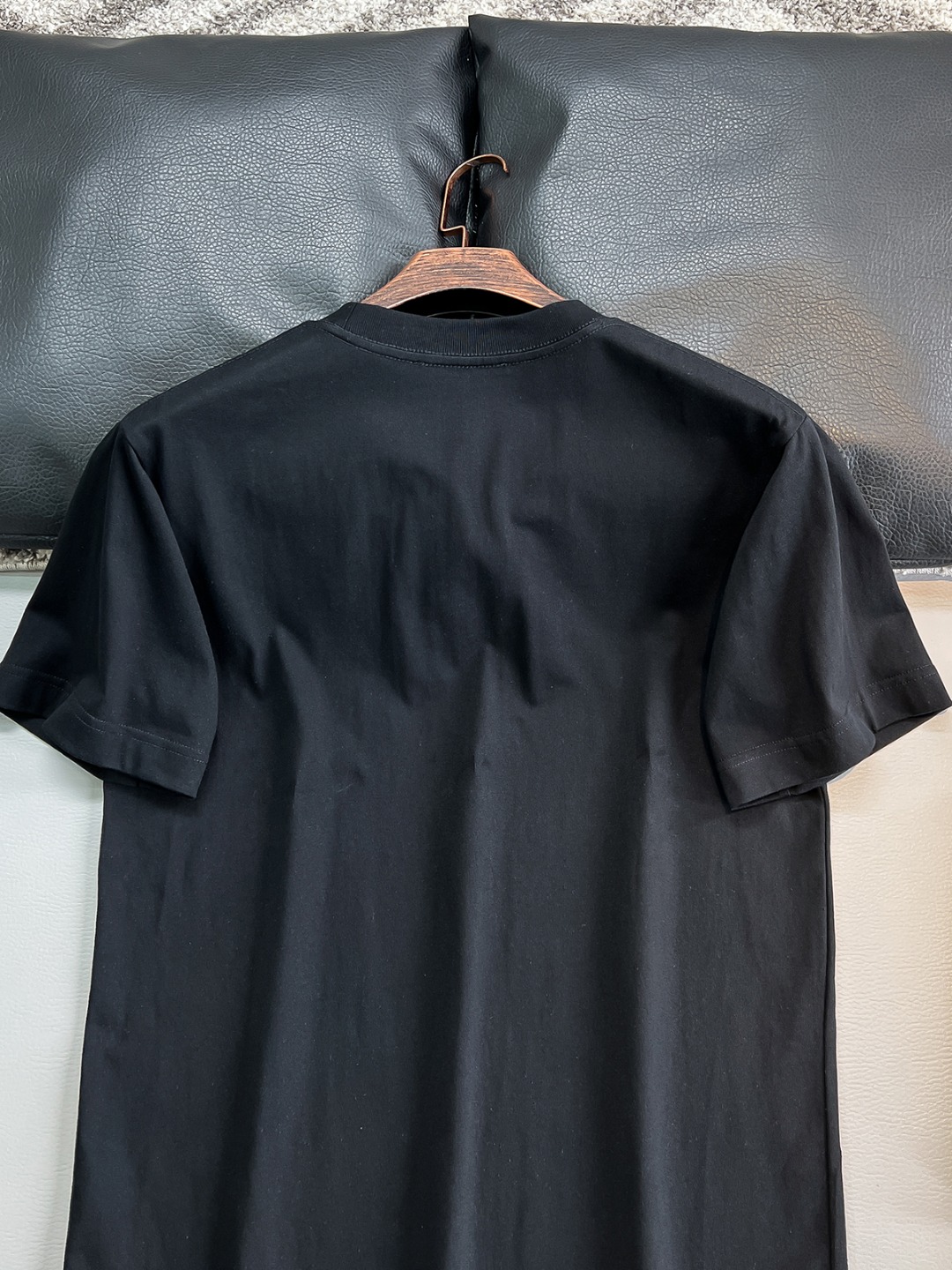 新品2024SS春夏Pr*daMilano标识圆领短袖T恤OS设计裁剪,兼具个性时尚范儿,与生俱来的不平