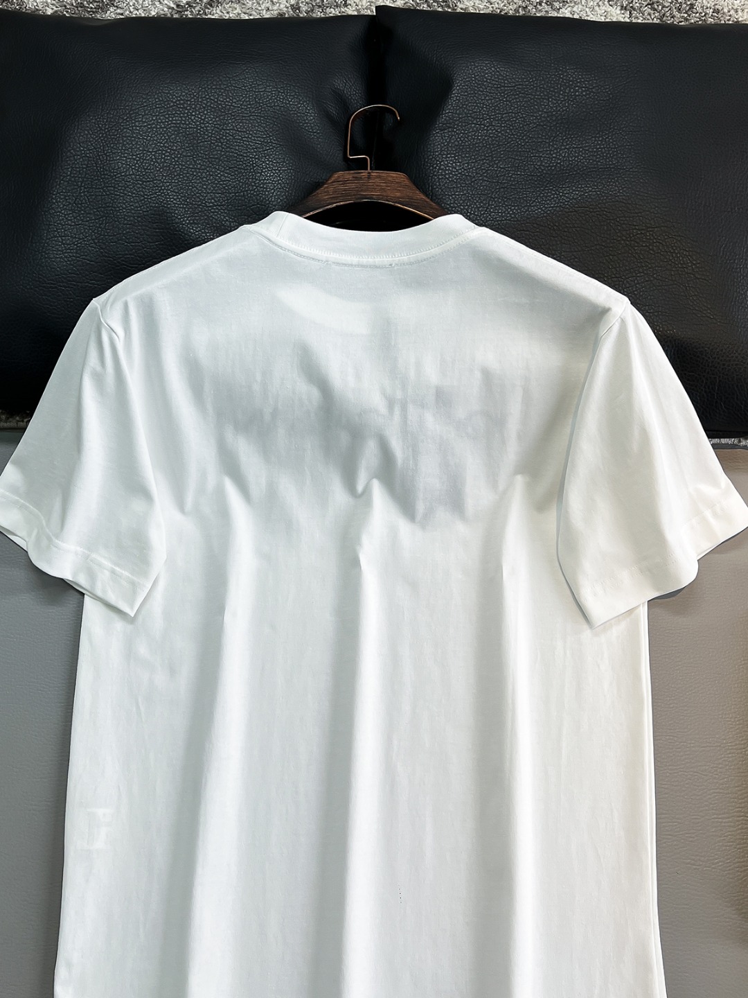 新品2024SS春夏Pr*daMilano标识圆领短袖T恤OS设计裁剪,兼具个性时尚范儿,与生俱来的不平