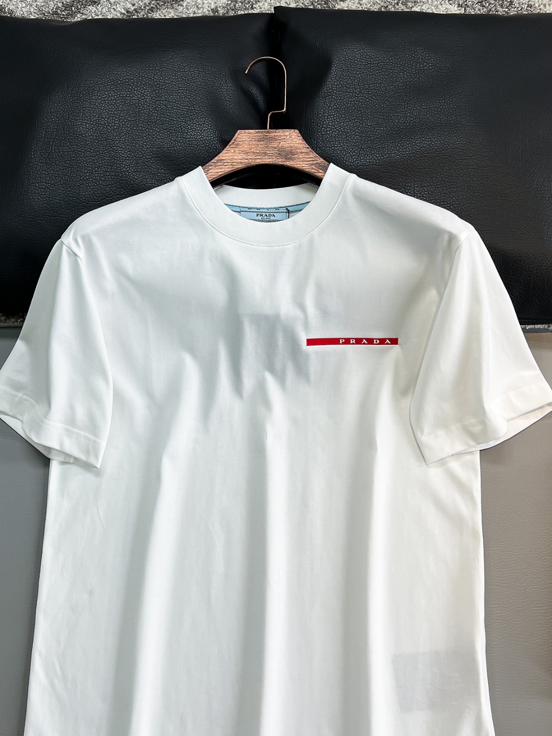 普拉达2024ss最新款短袖T恤原标定制面料手感柔软穿着舒适做工精细.上身效果无敌帅气7️色码数S-2X