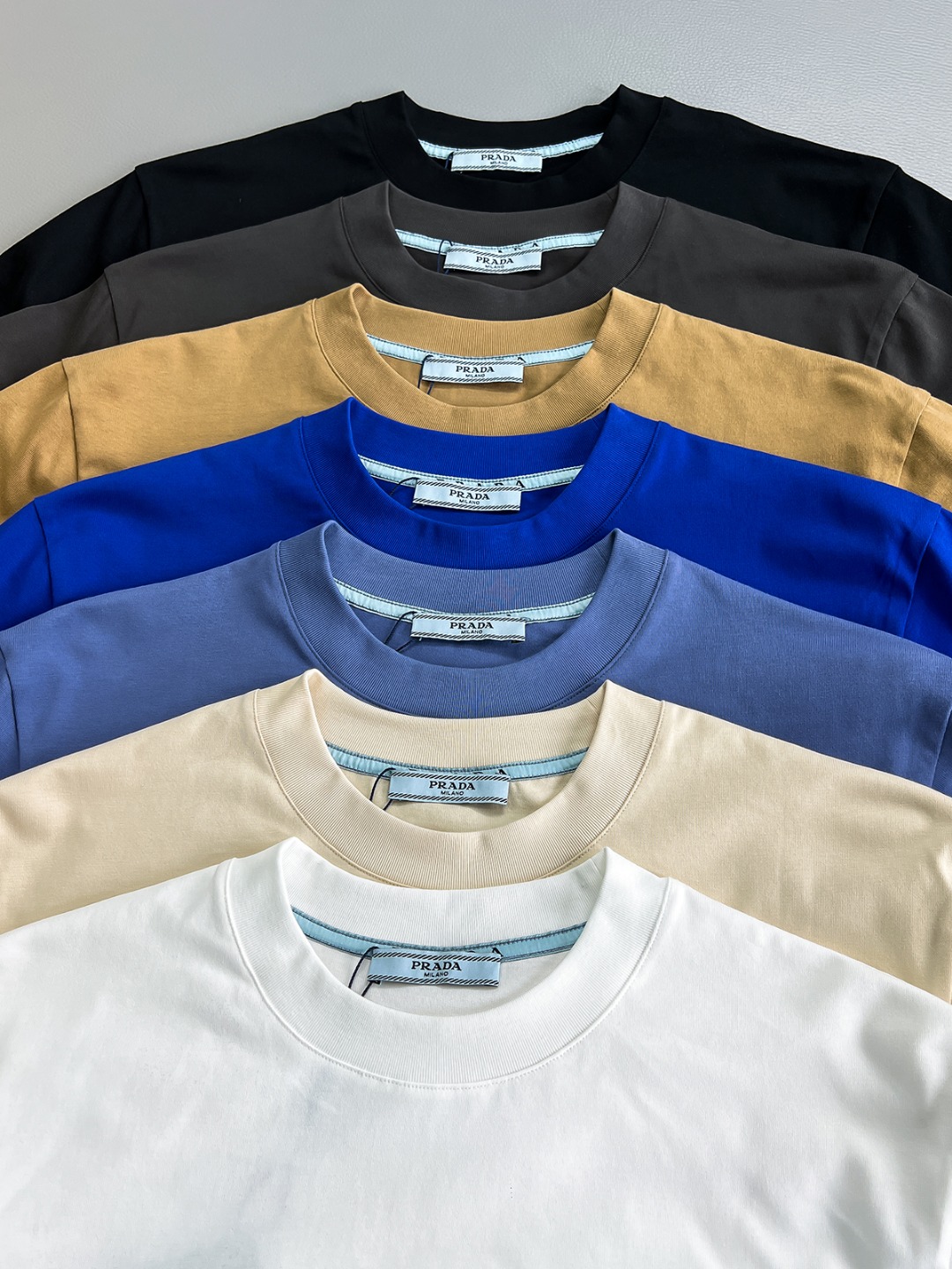 普拉达2024ss最新款短袖T恤原标定制面料手感柔软穿着舒适做工精细.上身效果无敌帅气7️色码数S-2X