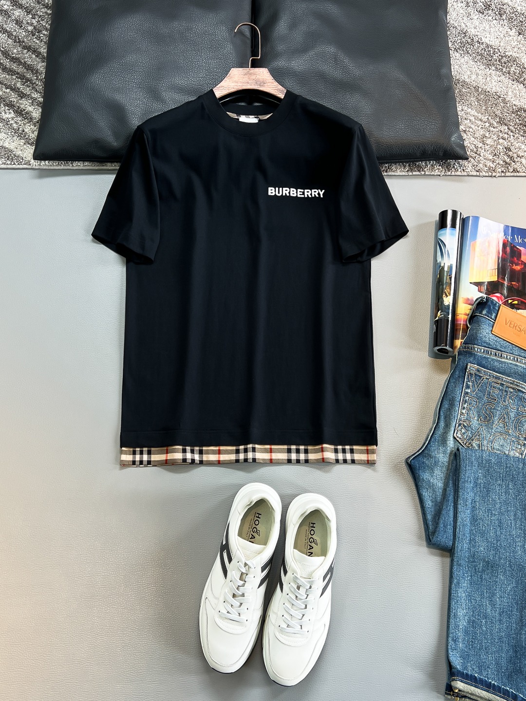 NO:457050,BU# 2025 spring and summer new style first-time counter latest short-sleeved round-neck T-shirt, high-end customization, avant-garde and fashionable design!  Brand logo heavy craft design, high-end customized 230g fabric, soft feel, comfortable to wear, exquisite counter-level car line, fine workmanship, invincible and handsome upper body effect!  A must-have item for handsome men!  Color black, white, apricot color!  S-2XL, T-shirt,tees,t-shirt,alexander wang19860909BU# 2025春夏新款首发专柜最新款短袖圆领T恤 高端订制 设计前卫时尚！品牌logo重工艺设计 高端定制230克面料.手感柔软.穿着舒适.专柜级别精致车线.做工精细.上身效果无敌帅气！型男必备单品！颜色黑色.白色.杏色！码数S-2XL,,T-shirt,tees，t-shirt,alexander wang,Men's clothing