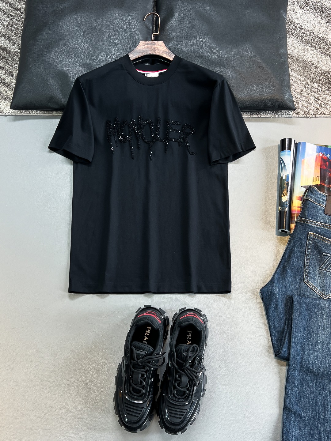 NO:457064,MO# 2025 spring and summer new style first-time counter latest short-sleeved round-neck T-shirt, high-end customization, avant-garde and fashionable design!  Brand logo heavy craft design, high-end customized 230g fabric, soft feel, comfortable to wear, exquisite counter-level car line, fine workmanship, invincible and handsome upper body effect!  A must-have item for handsome men!  Color black. White. Apricot color, S-2XL, T-shirt,tees, t-shirt,alexander wang19860909MO# 2025春夏新款首发专柜最新款短袖圆领T恤 高端订制 设计前卫时尚！品牌logo重工艺设计 高端定制230克面料.手感柔软.穿着舒适.专柜级别精致车线.做工精细.上身效果无敌帅气！型男必备单品！颜色黑色.白色.杏色,码数S-2XL,,T-shirt,tees，t-shirt,alexander wang,Men's clothing