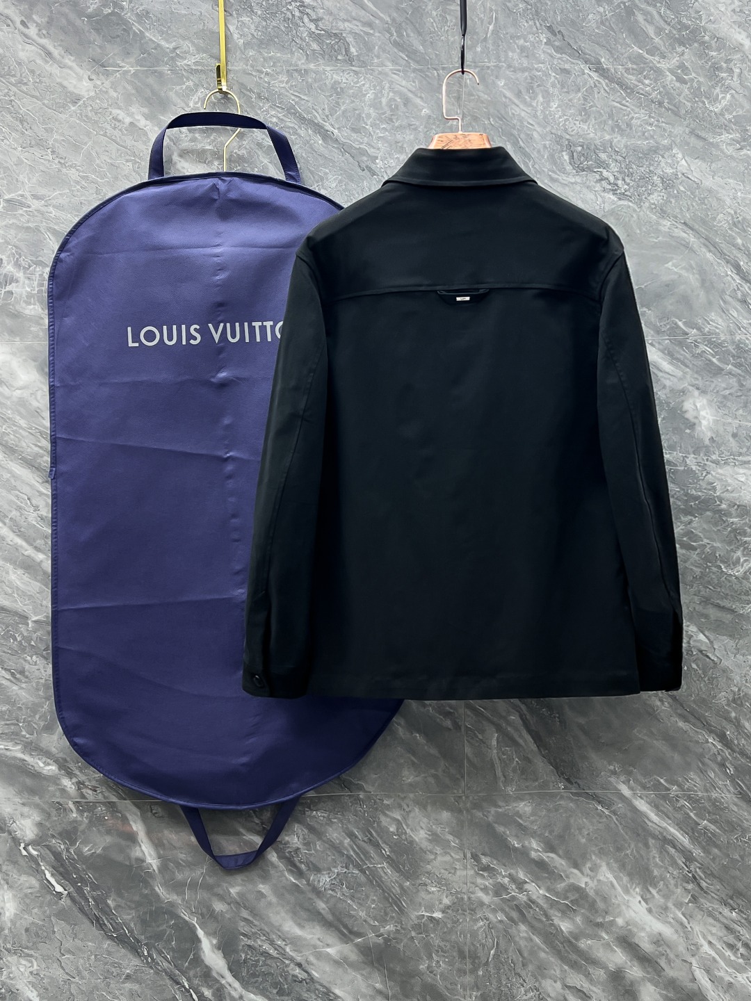 LouisVuitt*路易*登2024春夏新品最新夹克独一无二超薄丝滑触感！！全景设计老花logo图案设