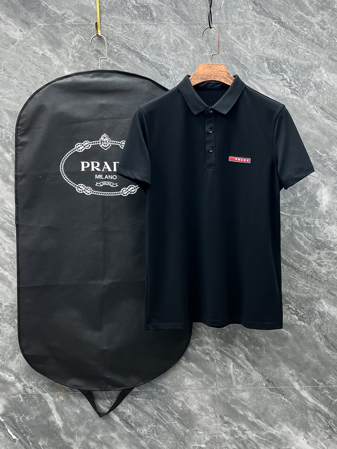 NO:758627,PD# 2026 spring and summer new style debut counter, the latest POLO shirt, high-end customization, avant-garde and fashionable design!  The brand logo emphasizes craftsmanship and is designed with high-end custom fabrics. Soft to the touch. Comfortable to wear. Exquisite stitching at the counter level. Fine workmanship. The upper body effect is incomparably handsome!  A must-have item for a stylish man!  Color Black. White. Size M-3XL,,19860909PD# 2026春夏新款首发专柜最新POLO衫 高端订制 设计前卫时尚！品牌logo重工艺设计 高端定制面料.手感柔软.穿着舒适.专柜级别精致车线.做工精细.上身效果无敌帅气！型男必备单品！颜色黑色.白色.码数M-3XL,,,Men's clothing