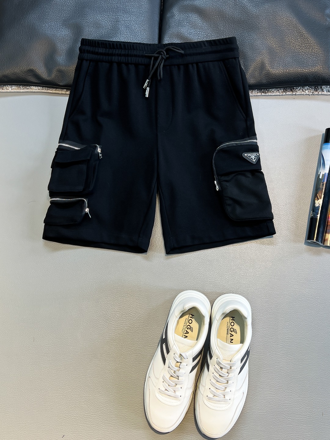 NO:476702,Pjia’s original single men’s casual workwear style shorts, trading company goods. Heavy and top-notch goods, super classic style series items, continuing the fashionable and simple design tone of Pjia, with minimalist sporty style, which is very worth buying!  Freely match, simple and fashionable!  !  Elastic waist, easy to wear and not picky about the body!  The 2-side work style pocket makes this shorts more unusual and highly recognizable, showing the quality of the Pr brand, which is very shiny overall!  The new technological fabric is smooth and takes into account the comfort and breathability. It has various exquisite details and is first-class in terms of quality and perfection. The hand-stitching inside the waistband demonstrates excellent craftsmanship. The wiring, edge wrapping and lining are exquisite and delicate, which is enough to challenge the quality control of the ashes, and instantly advance the temperament and fashion sense to a new level. The versatile color scheme makes it easy to challenge any top!  Size M-3XL, shorts, alexander wang19860909P家原单男士休闲工装风格短裤,贸易公司货.重磅极品牛货,超经典的风格系列单品,延续了P家时髦简约的设计基调,极简运动风,非常值得入手！随意搭配,简单时尚！！弹性裤腰,好穿不挑身形！2侧工装风格的口袋,让这条短裤更加不普通,辨识度颇高,彰显Pr大牌的品质整体上很有光泽质感！新晋科技面料上身之滑爽,兼顾了舒适性与透气性,细节方面各种考究,品相一流,完美如斯,腰封内里手工缝线彰显了出色的匠心工艺,走线、包边、内衬工艺精湛细腻,足以挑战骨灰级品质控,瞬间将气质与时髦感进阶到新的高度,百搭系配色,轻松挑战任何上装！尺码M-3XL,,shorts,alexander wang,Men's clothing