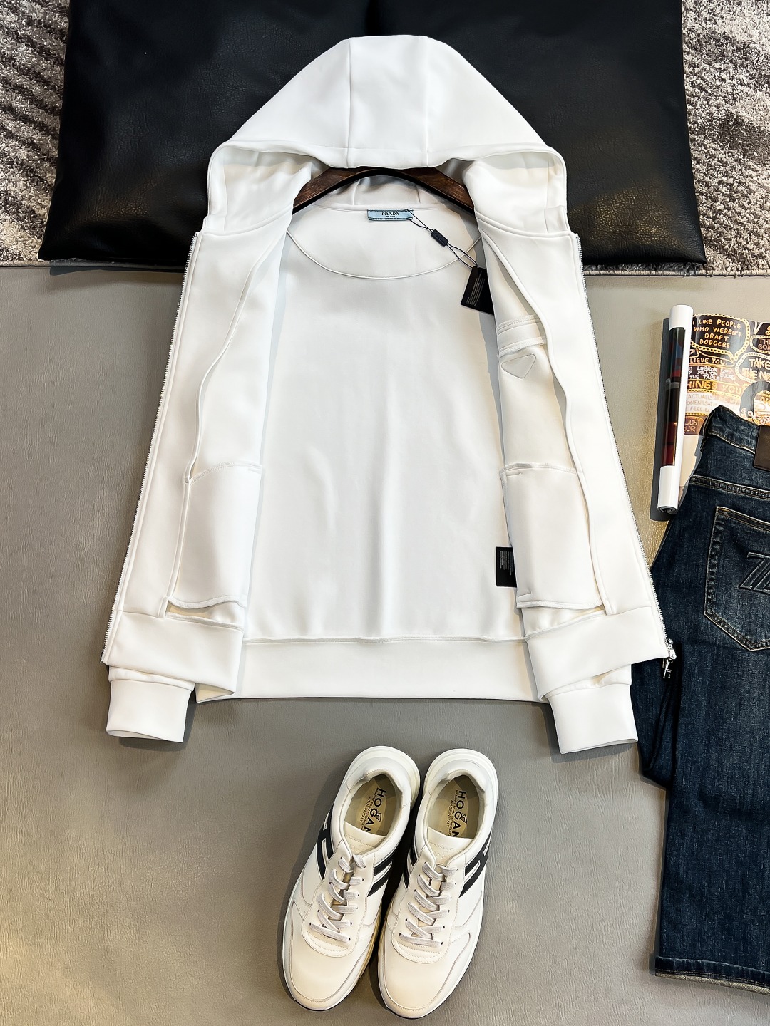   PD 2025早秋男女同款拉链卫衣

舒适轻松运动休闲集一体！经典百搭，打破往年的枯燥乏味更为年轻时