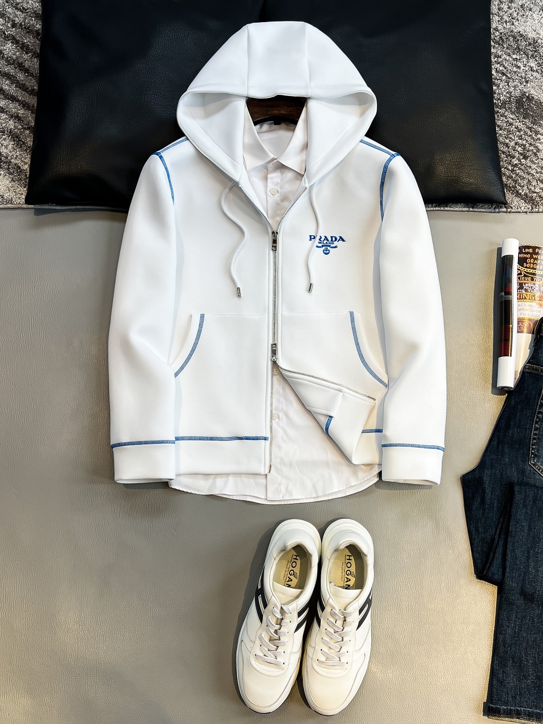 NO:512762,PD 2025 Early Autumn Men and Women's Same Zippered Sweatshirt Comfortable and Relaxed Sports and Leisure!  Classic and versatile, breaking the boredom of previous years, it is more youthful and fashionable, and has an added trendy style that keeps pace with the times!  Loose cut, elastic waist and adjustable drawstring, two side pockets, original creation, restoration of wiring details, exquisite counter level, super good style, invincible upper body effect!  Color black/white Number of code M L XL 2XL 3XL, hoodie, sweatshirts, alexander wang19860909PD 2025早秋男女同款拉链卫衣 舒适轻松运动休闲集一体！经典百搭,打破往年的枯燥乏味更为年轻时尚,多了一份与时俱进的潮流范儿！宽松裁剪,弹力腰部和可调节抽绳,两个侧口袋,原版打造,走线细节还原,专柜级别精致做版型超级好,上身效果无敌！ 颜色黑色/白色 码数M L XL 2XL 3XL,,hoodie,sweatshirts,alexander wang,Men's clothing