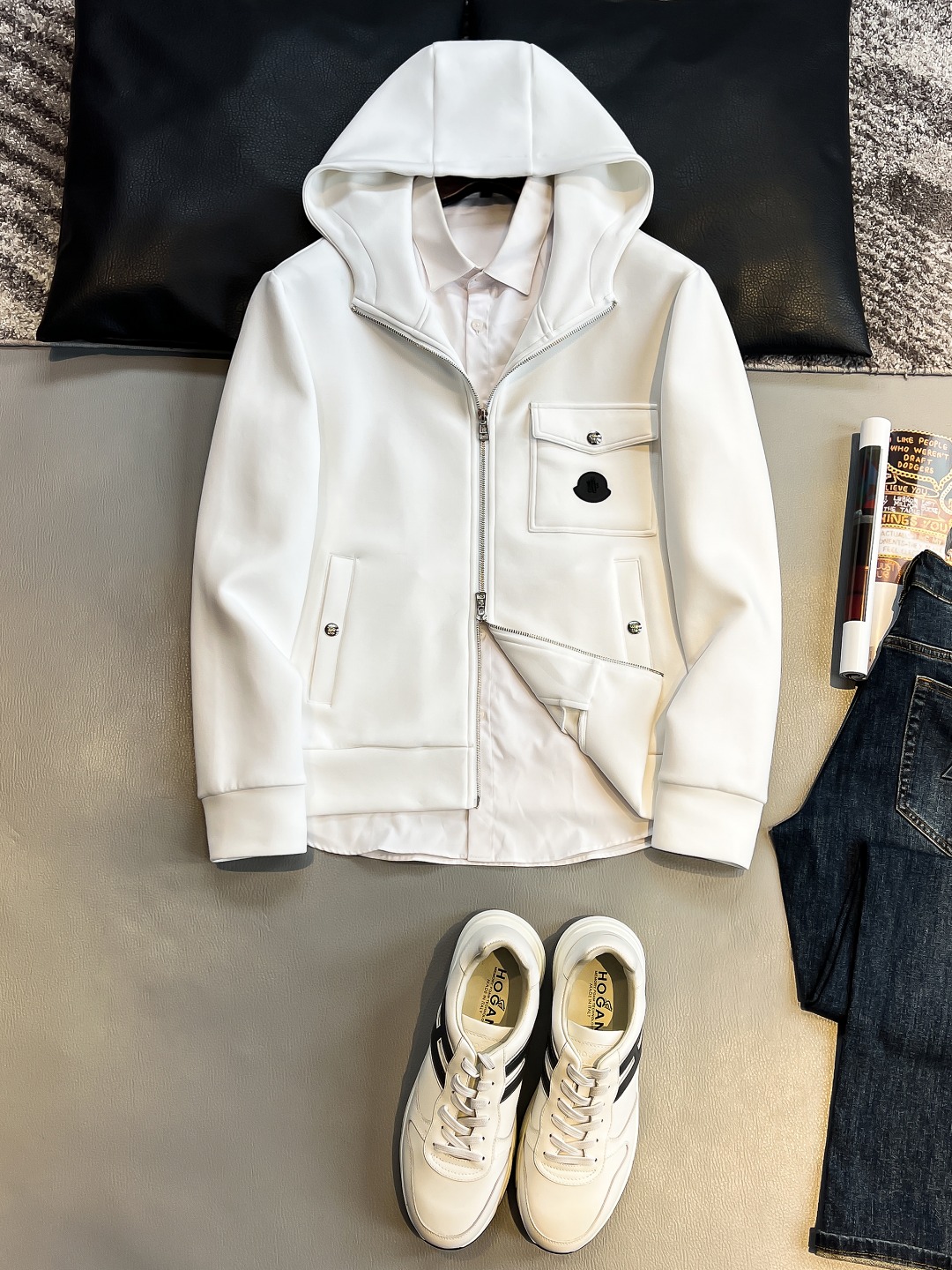 NO:512764,MO 2025 Early Autumn Men and Women's Same Zippered Sweatshirt Comfortable and Relaxed Sports and Leisure!  Classic and versatile, breaking the boredom of previous years, it is more youthful and fashionable, and has an added trendy style that keeps pace with the times!  Loose cut, elastic waist and adjustable drawstring, two side pockets, original creation, restoration of wiring details, exquisite counter level, super good style, invincible upper body effect!  Color black/white Number of code M L XL 2XL 3XL, hoodie, sweatshirts, alexander wang19860909MO 2025早秋男女同款拉链卫衣 舒适轻松运动休闲集一体！经典百搭,打破往年的枯燥乏味更为年轻时尚,多了一份与时俱进的潮流范儿！宽松裁剪,弹力腰部和可调节抽绳,两个侧口袋,原版打造,走线细节还原,专柜级别精致做版型超级好,上身效果无敌！ 颜色黑色/白色 码数M L XL 2XL 3XL,,hoodie,sweatshirts,alexander wang,Men's clothing